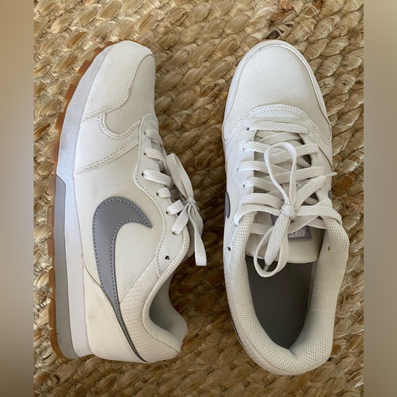 Nike Women's Sneakers in White and Gray - Picture 4 of 8